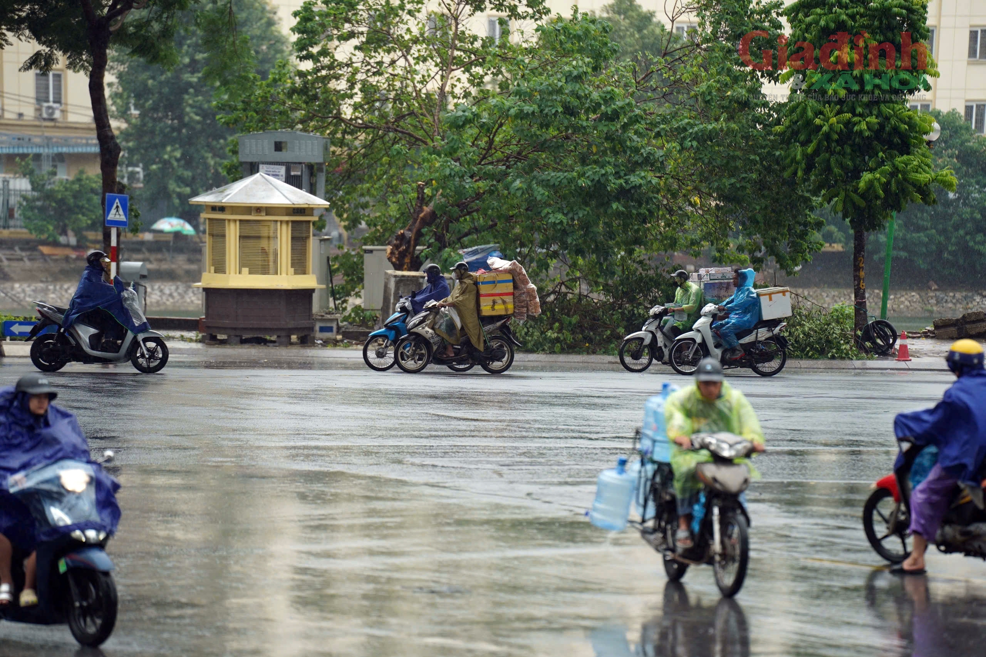 Bão số 3 sắp vào Hà Nội, tiểu thương vội vã thu dọn gánh hàng, trở về nhà an toàn tránh bão - Ảnh 3.