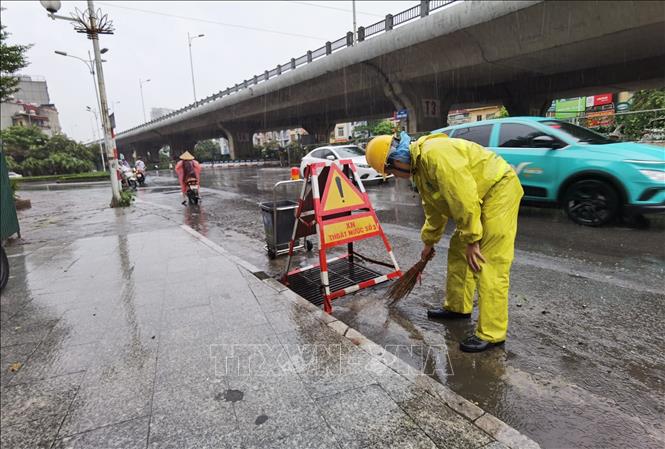 Hà Nội đường phố thưa vắng, người dân tranh thủ đi chợ sớm trước khi bão số 3 đổ bộ - Ảnh 7.