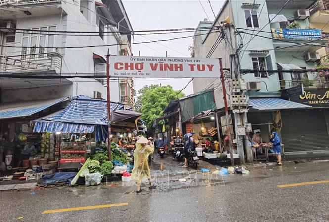 Hà Nội đường phố thưa vắng, người dân tranh thủ đi chợ sớm trước khi bão số 3 đổ bộ - Ảnh 1.