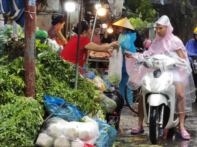 Hà Nội đường phố thưa vắng, người dân tranh thủ đi chợ sớm trước khi bão số 3 đổ bộ - Ảnh 2.