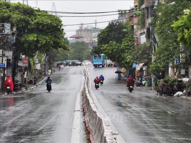 Hà Nội đường phố thưa vắng, người dân tranh thủ đi chợ sớm trước khi bão số 3 đổ bộ - Ảnh 9.