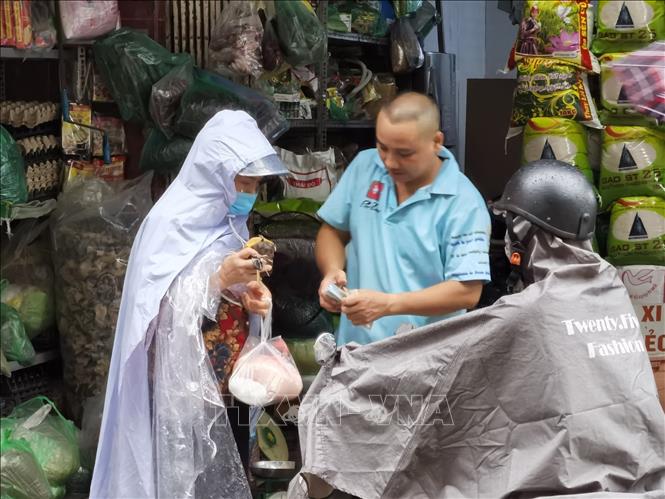 Hà Nội đường phố thưa vắng, người dân tranh thủ đi chợ sớm trước khi bão số 3 đổ bộ - Ảnh 4.