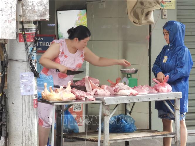 Hà Nội đường phố thưa vắng, người dân tranh thủ đi chợ sớm trước khi bão số 3 đổ bộ - Ảnh 6.