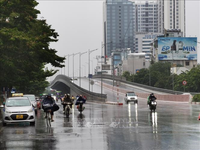 Hà Nội đường phố thưa vắng, người dân tranh thủ đi chợ sớm trước khi bão số 3 đổ bộ - Ảnh 10.