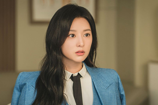 Một loại siêu serum giúp Kim Ji Won có làn da căng bóng