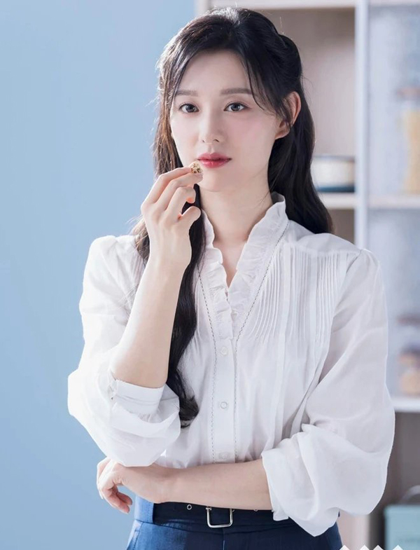 Một loại siêu serum giúp Kim Ji Won có làn da căng bóng