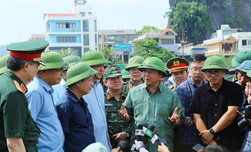 Bão số 3 tiến sát Quảng Ninh, nhiều cây đổ, có nơi mất điện