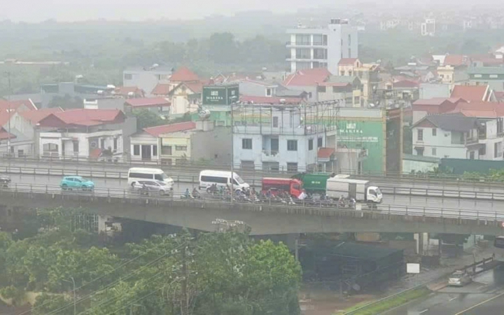 Tin sáng 8/9: Ấm áp tình người trong bão; Ứng viên phó giáo sư trẻ nhất Việt Nam năm 2024 là ai?