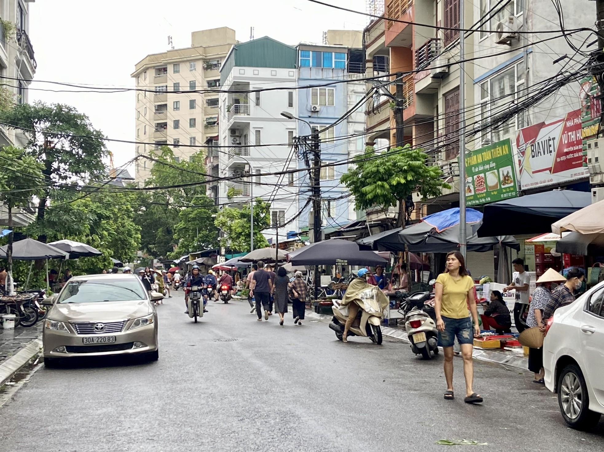 Chợ sớm sau bão: Vắng bóng tiểu thương, rau xanh tăng gấp rưỡi - Ảnh 1.