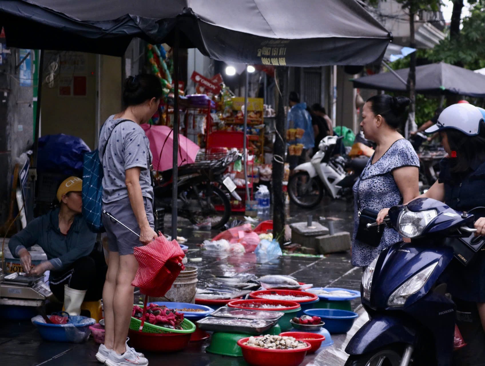 Chợ sớm sau bão: Vắng bóng tiểu thương, rau xanh tăng gấp rưỡi - Ảnh 6.