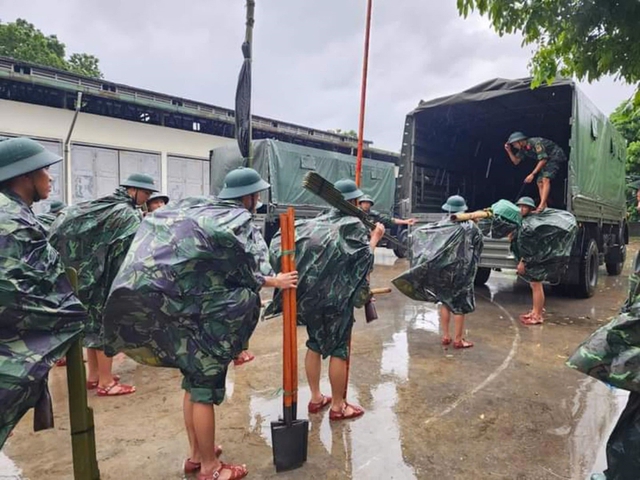 Thượng úy hy sinh khi chống bão: Gia đình hoàn cảnh khó khăn, vừa kết hôn cuối năm ngoái - Ảnh 2.