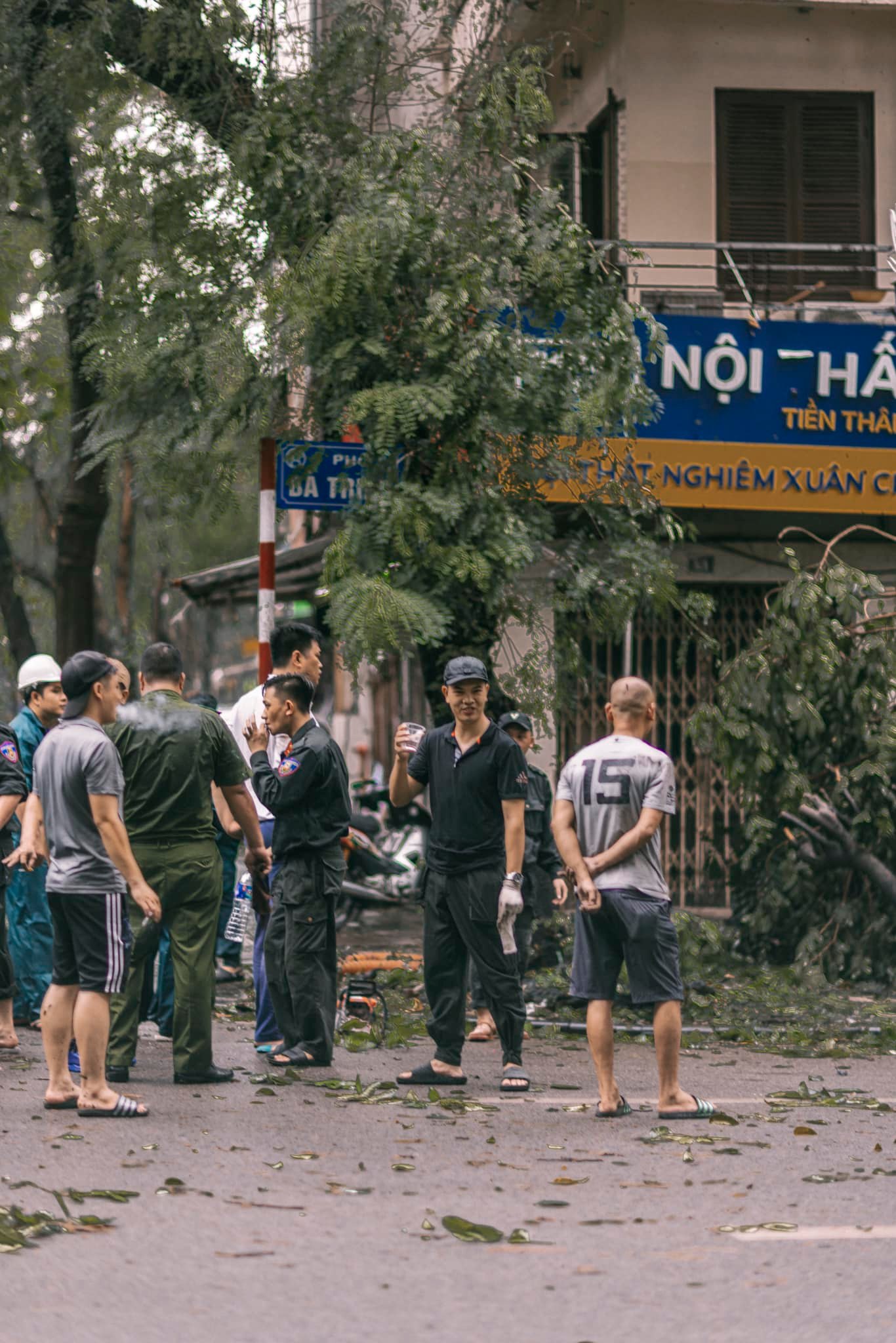 Khoảnh khắc nghỉ ngơi hiếm hoi đầy xúc động của những người thầm lặng “dọn dẹp” cho Hà Nội sau khi bão Yagi đi qua- Ảnh 10.