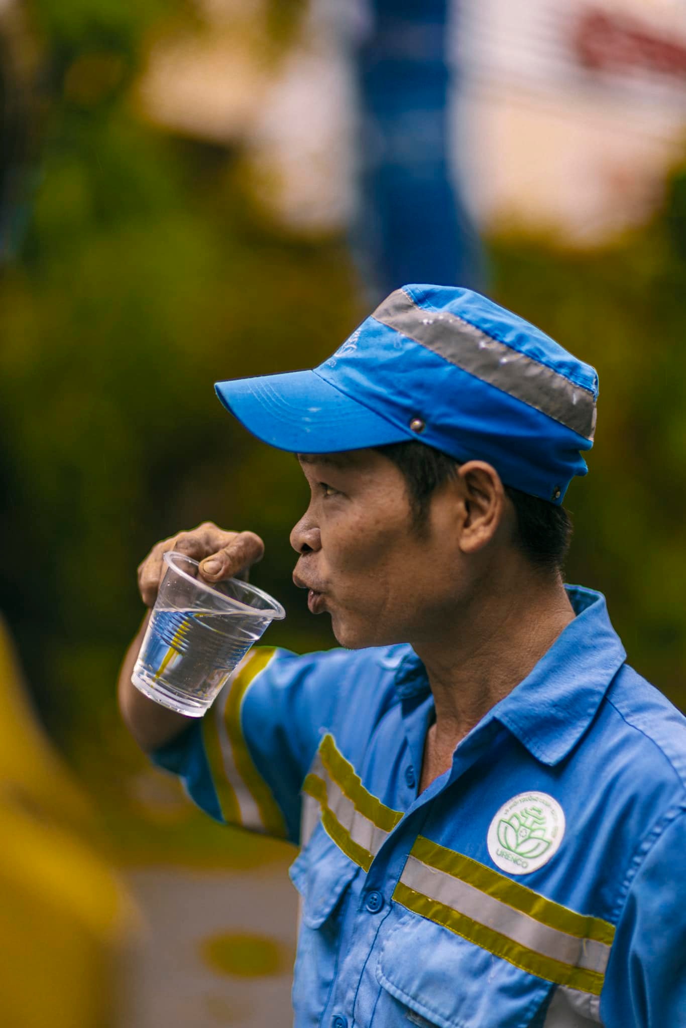 Khoảnh khắc nghỉ ngơi hiếm hoi đầy xúc động của những người thầm lặng “dọn dẹp” cho Hà Nội sau khi bão Yagi đi qua- Ảnh 8.