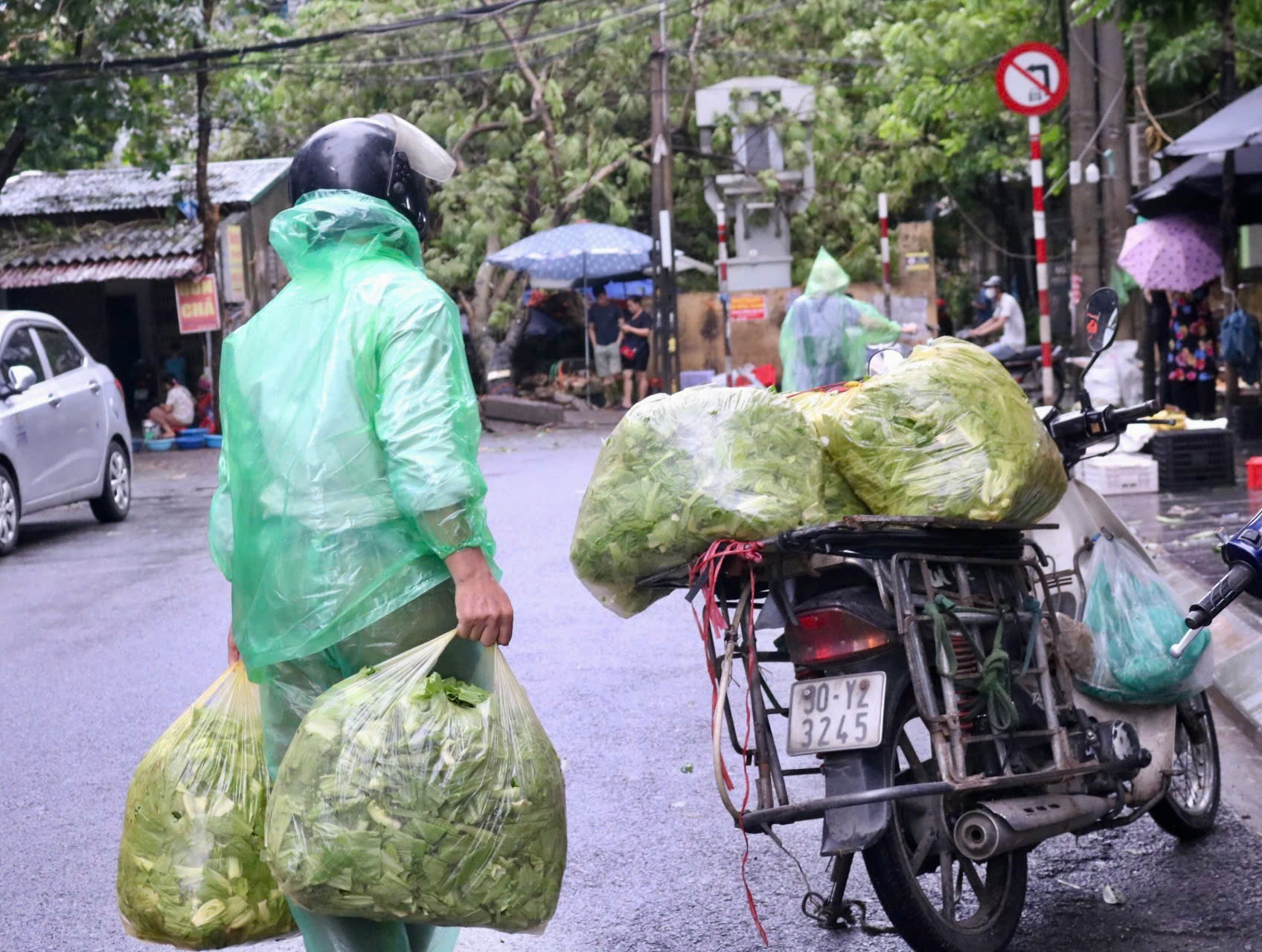 Chợ sớm sau bão: Vắng bóng tiểu thương, rau xanh tăng gấp rưỡi - Ảnh 2.