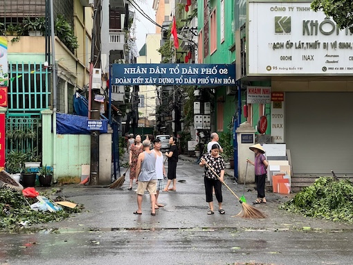 Hình ảnh cây xanh bật gốc, đè bẹp ô tô ở khu chung cư Hà Nội khi bão số 3 Yagi càn quét- Ảnh 12.