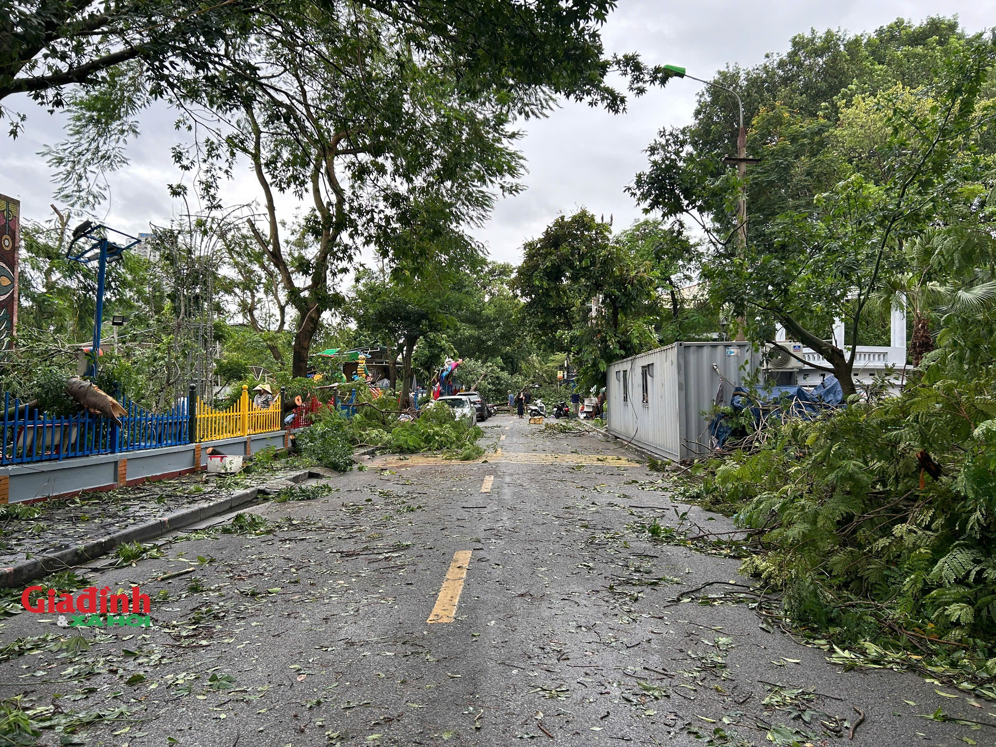 Hà Nội: Cảnh tan hoang trên nhiều tuyến phố sau khi bão số 3 đi qua- Ảnh 1.