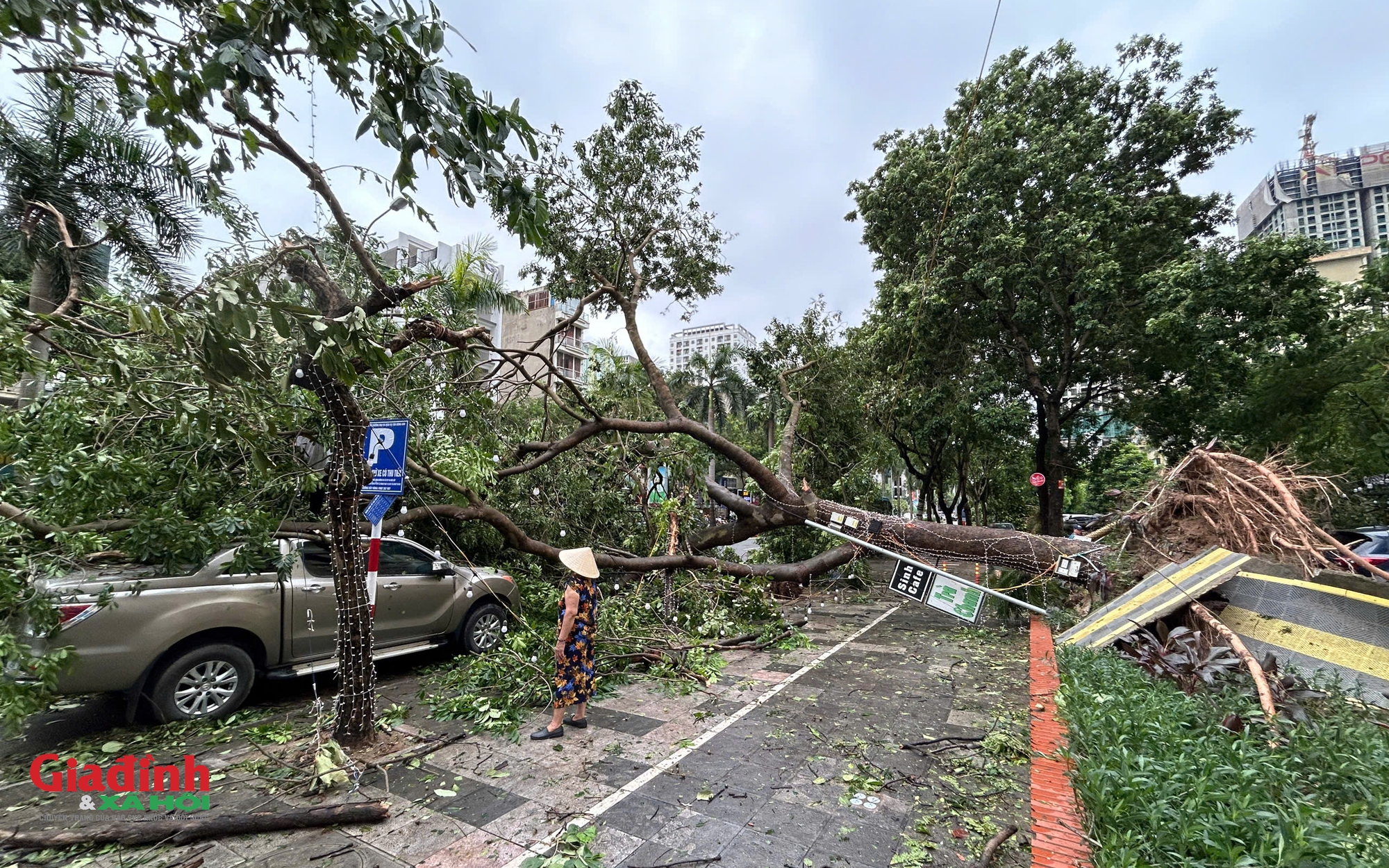 Hà Nội: Cảnh tan hoang trên nhiều tuyến phố sau khi bão số 3 đi qua