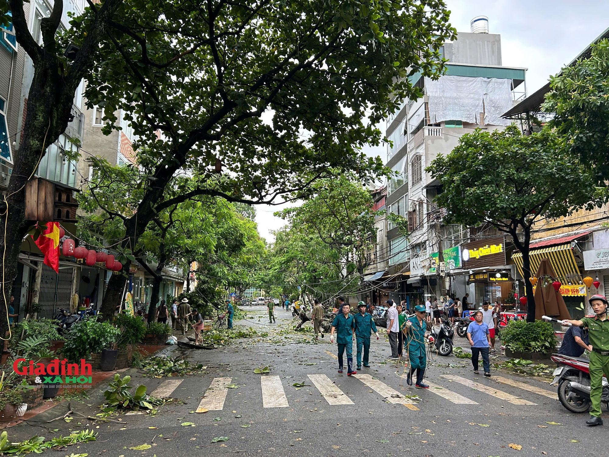 Hà Nội: Cảnh tan hoang trên nhiều tuyến phố sau khi bão số 3 đi qua- Ảnh 12.