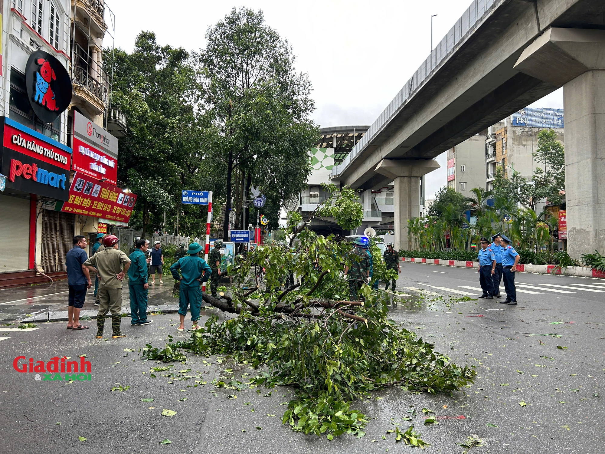 Hà Nội: Cảnh tan hoang trên nhiều tuyến phố sau khi bão số 3 đi qua- Ảnh 13.