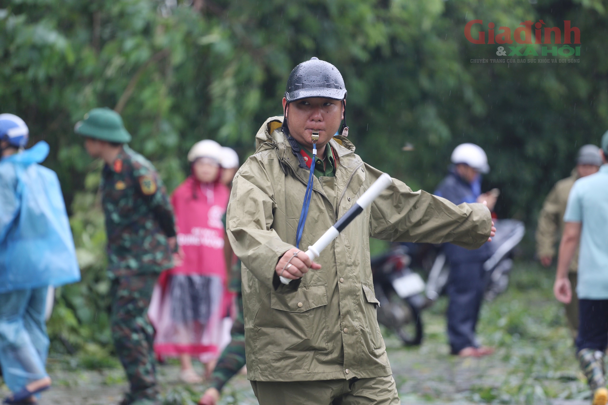 Đại lộ Thăng long ‘hóa’ rừng sau bão số 3, hàng loạt phương tiện nối nhau đi qua lối mòn- Ảnh 6.