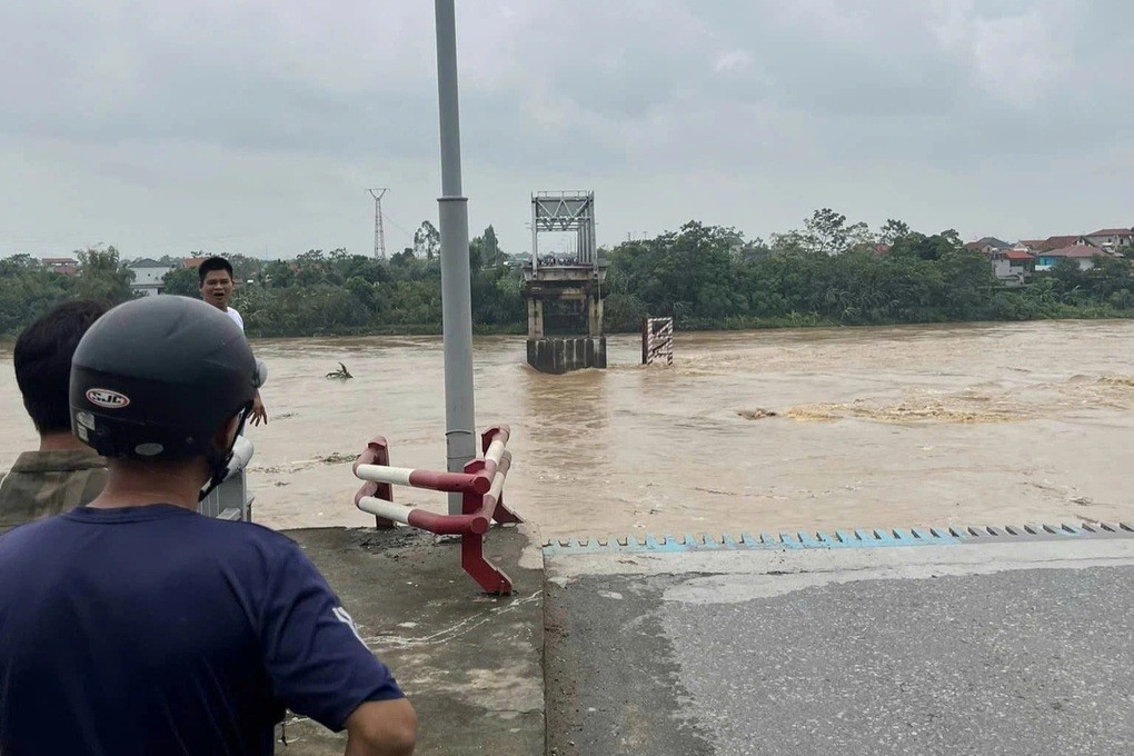 Khoảnh khắc cầu Phong Châu bất ngờ đổ sập, nhiều phương tiện rơi xuống sông - Ảnh 2. Khoảnh khắc cầu Phong Châu bất ngờ đổ sập, nhiều phương tiện rơi xuống sông - Ảnh 2.