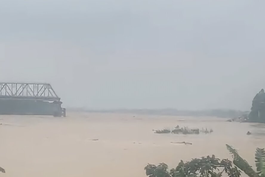Cận cảnh hình ảnh cầu Phong Châu bị sập ở Phú Thọ - Ảnh 4. Cận cảnh hình ảnh cầu Phong Châu bị sập ở Phú Thọ - Ảnh 4.