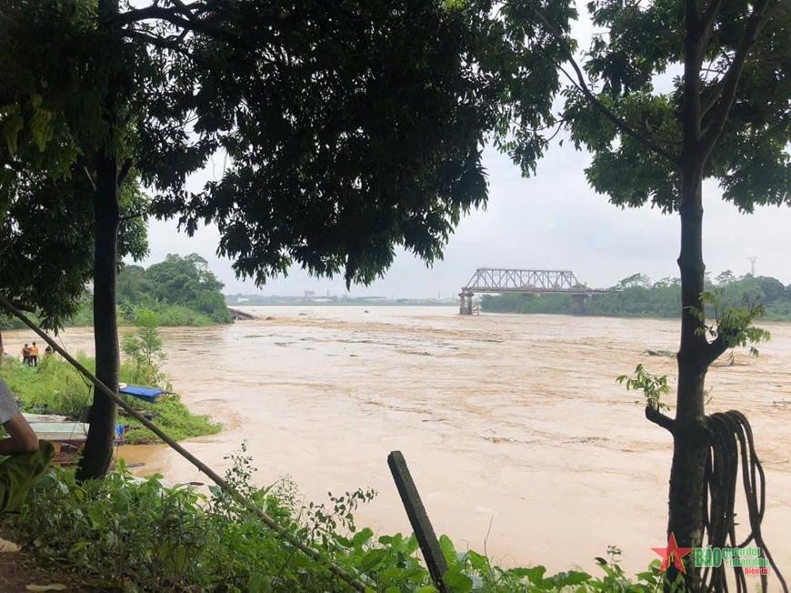 Cận cảnh hình ảnh cầu Phong Châu bị sập ở Phú Thọ - Ảnh 3. Cận cảnh hình ảnh cầu Phong Châu bị sập ở Phú Thọ - Ảnh 3.