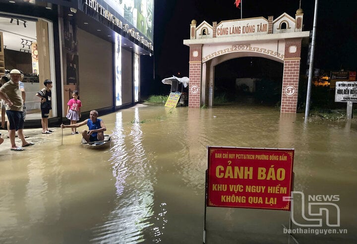 Nước sông Cầu dâng cao lịch sử, dân Thái Nguyên thâu đêm chạy lụt