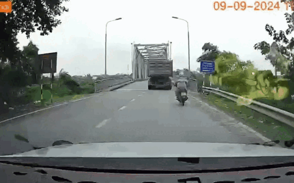 Khoảnh khắc cầu Phong Châu bất ngờ đổ sập, nhiều phương tiện rơi xuống sông