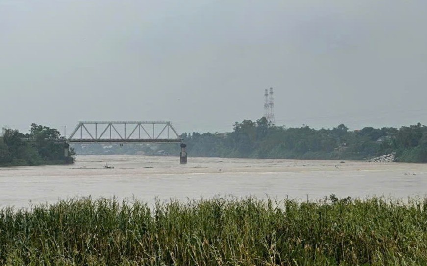 Cận cảnh cầu Phong Châu bị sập ở Phú Thọ