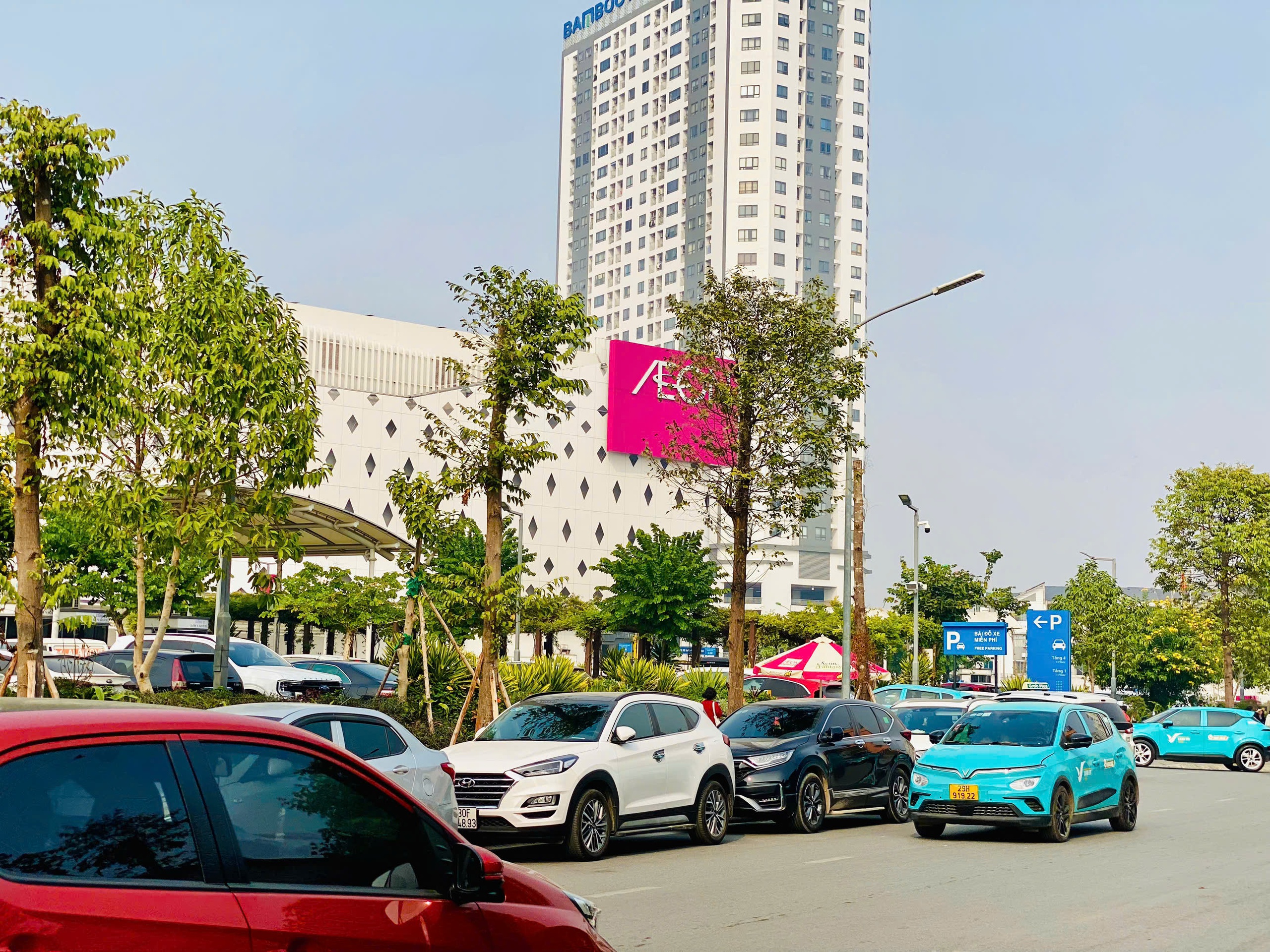 Người dân đổ về chật kín các khu trung tâm thương mại lớn ngày tết Dương lịch - Ảnh 27.