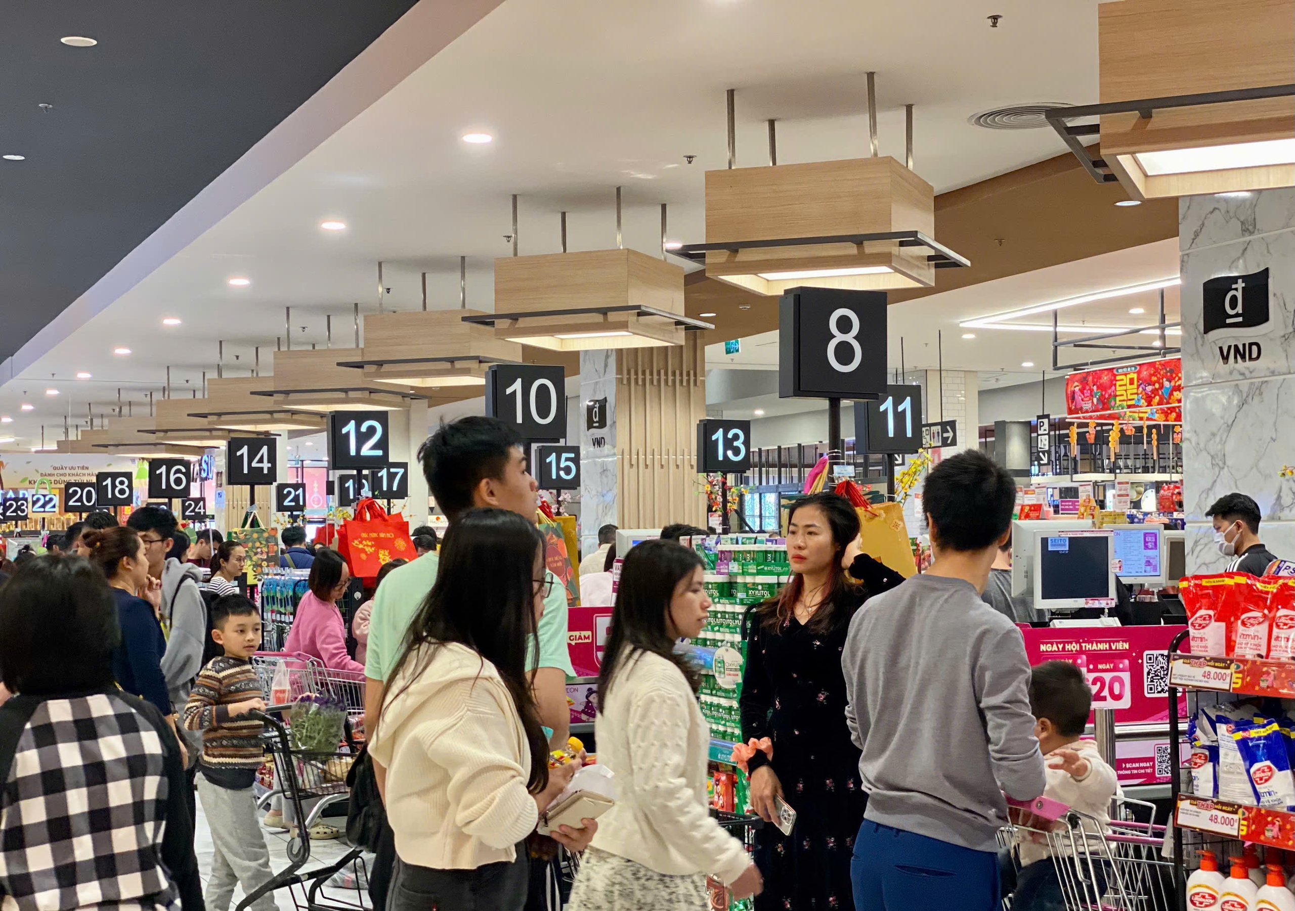 Người dân đổ về chật kín các khu trung tâm thương mại lớn ngày tết Dương lịch - Ảnh 18.