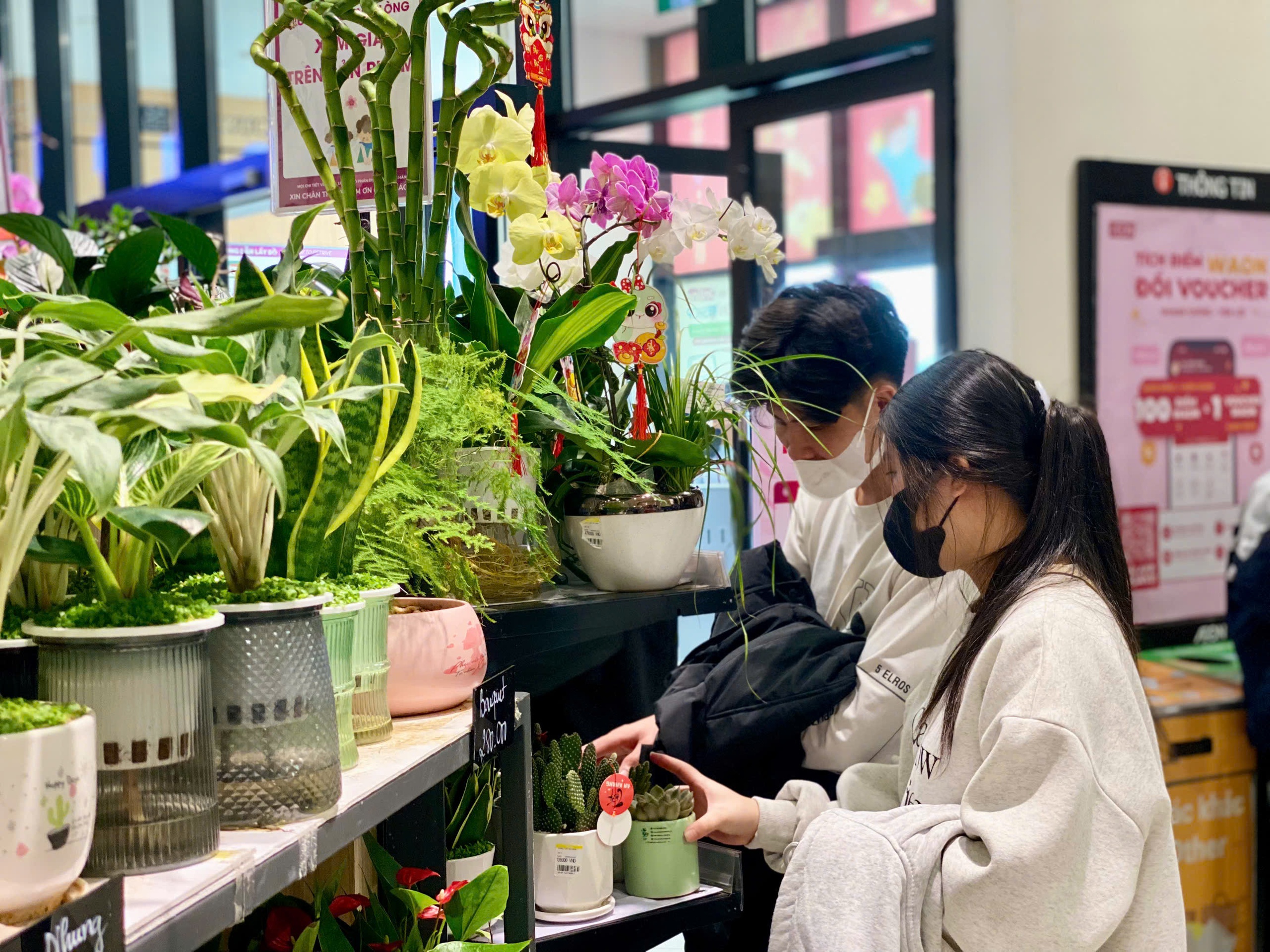 Người dân đổ về chật kín các khu trung tâm thương mại lớn ngày tết Dương lịch - Ảnh 17.