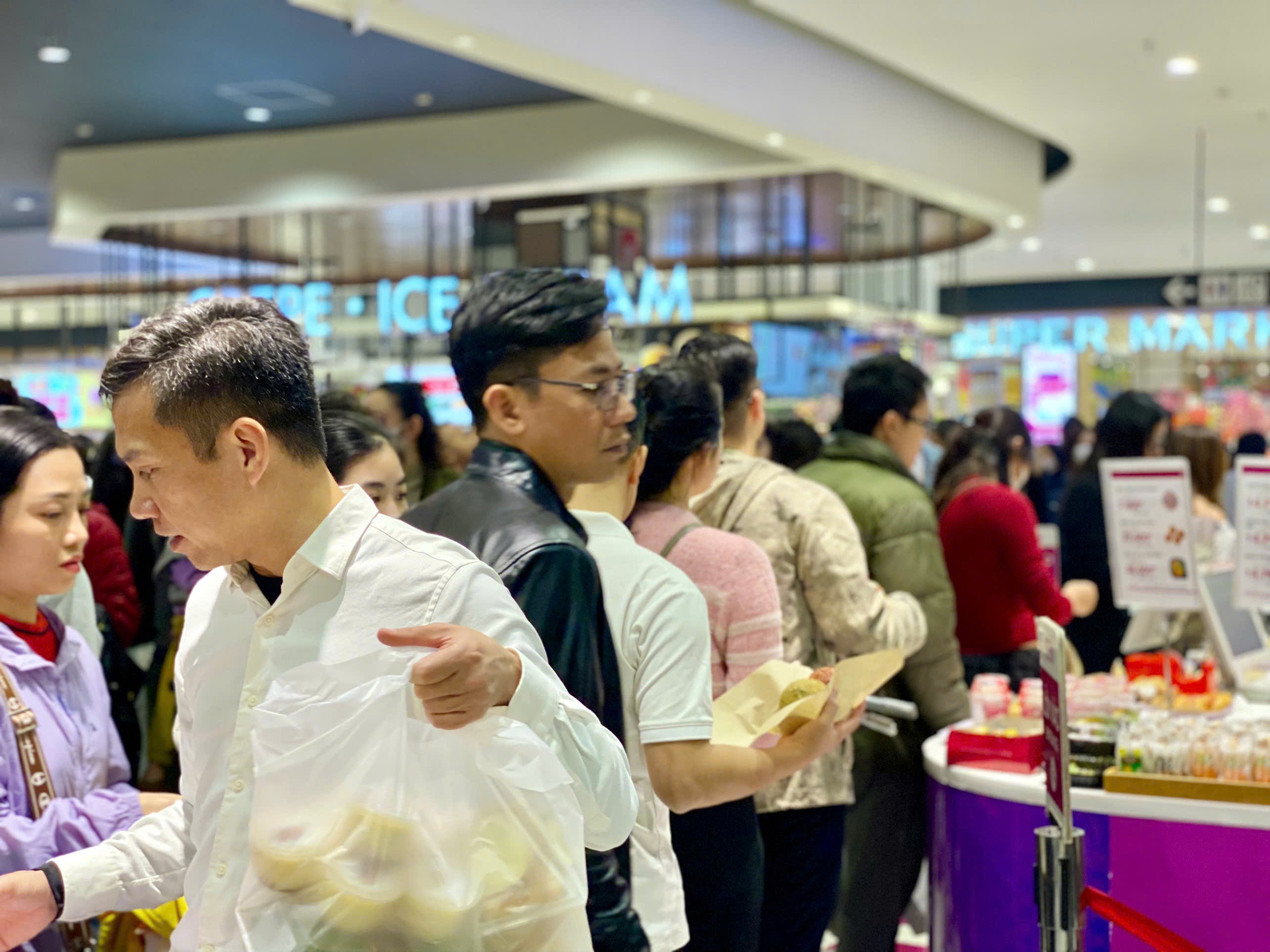 Người dân đổ về chật kín các khu trung tâm thương mại lớn ngày tết Dương lịch - Ảnh 16.