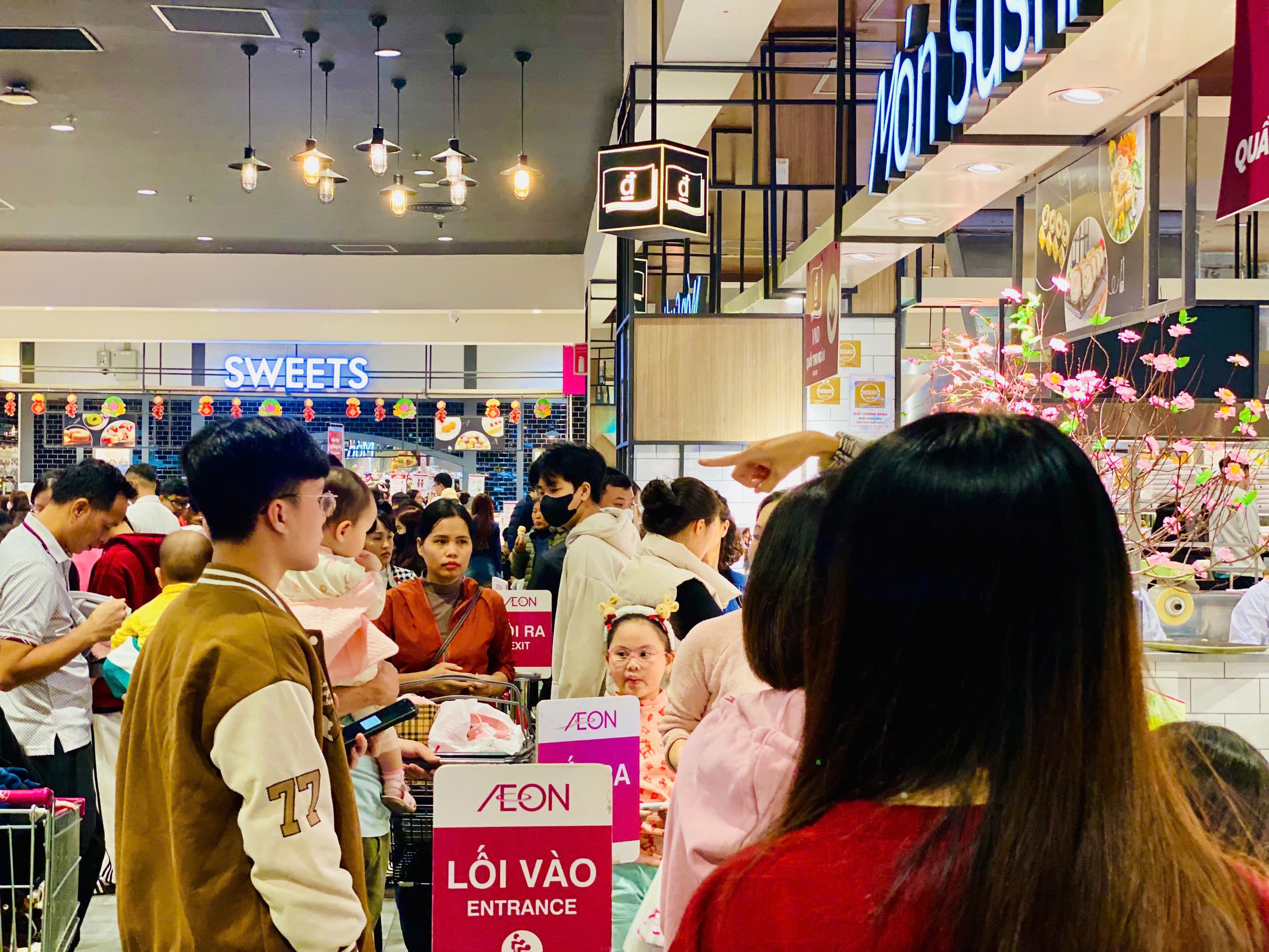 Người dân đổ về chật kín các khu trung tâm thương mại lớn ngày tết Dương lịch - Ảnh 15.