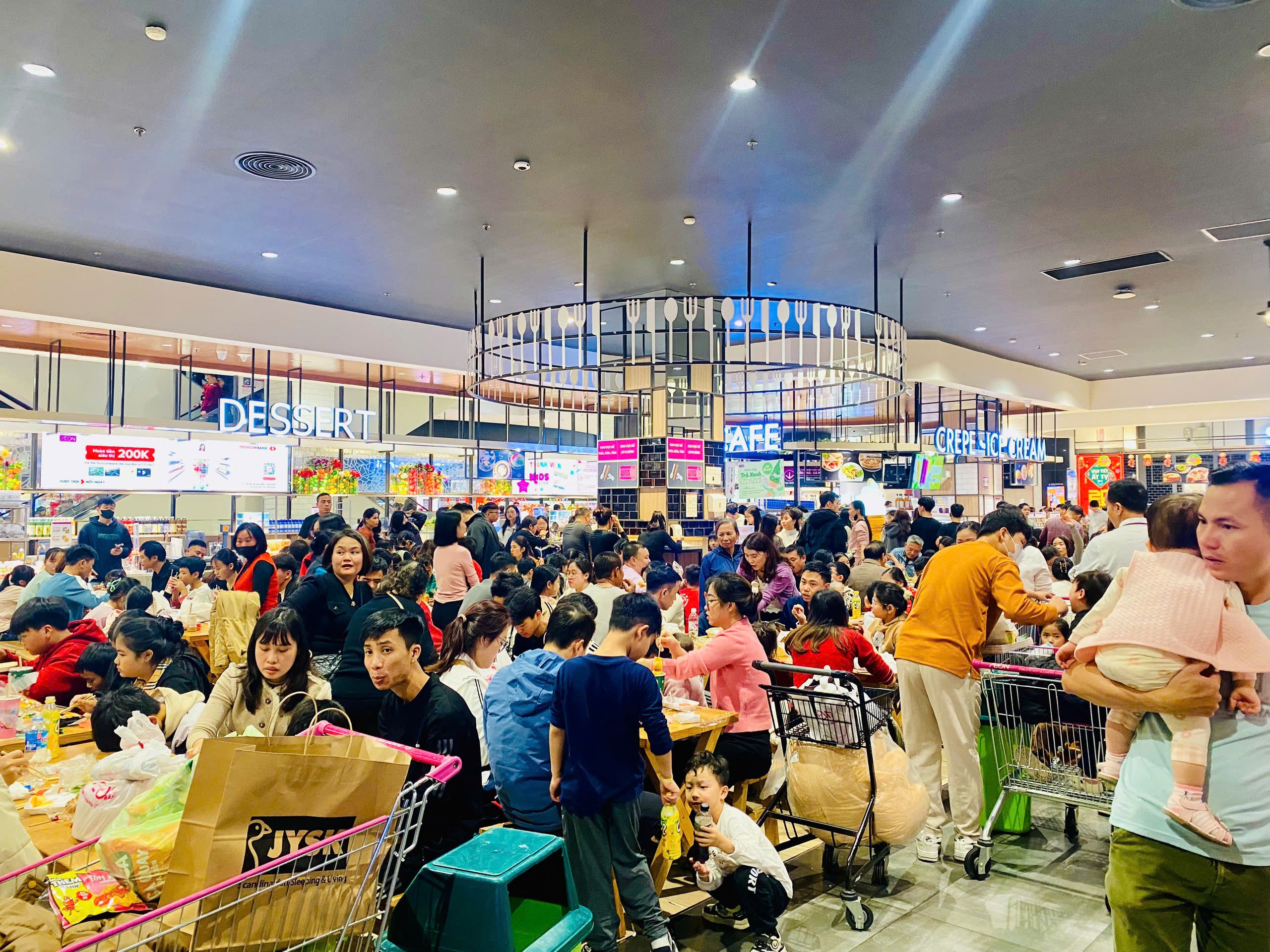 Người dân đổ về chật kín các khu trung tâm thương mại lớn ngày tết Dương lịch - Ảnh 14.