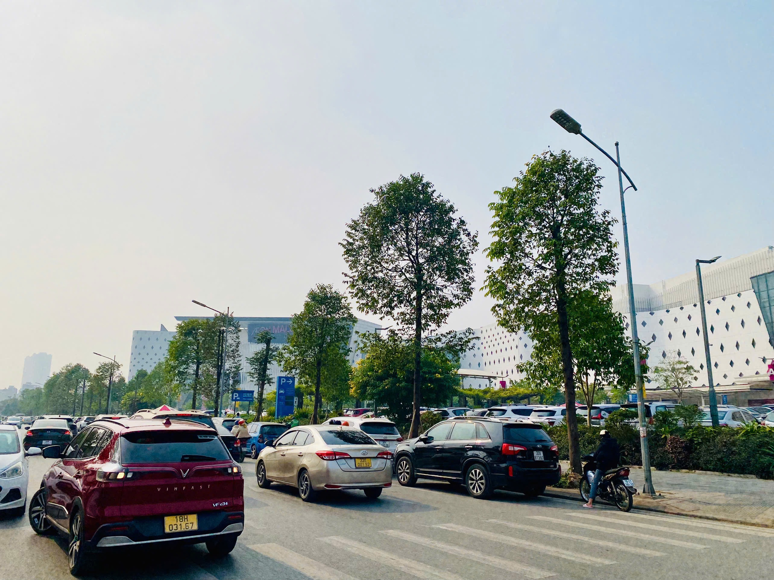 Người dân đổ về chật kín các khu trung tâm thương mại lớn ngày tết Dương lịch - Ảnh 1.