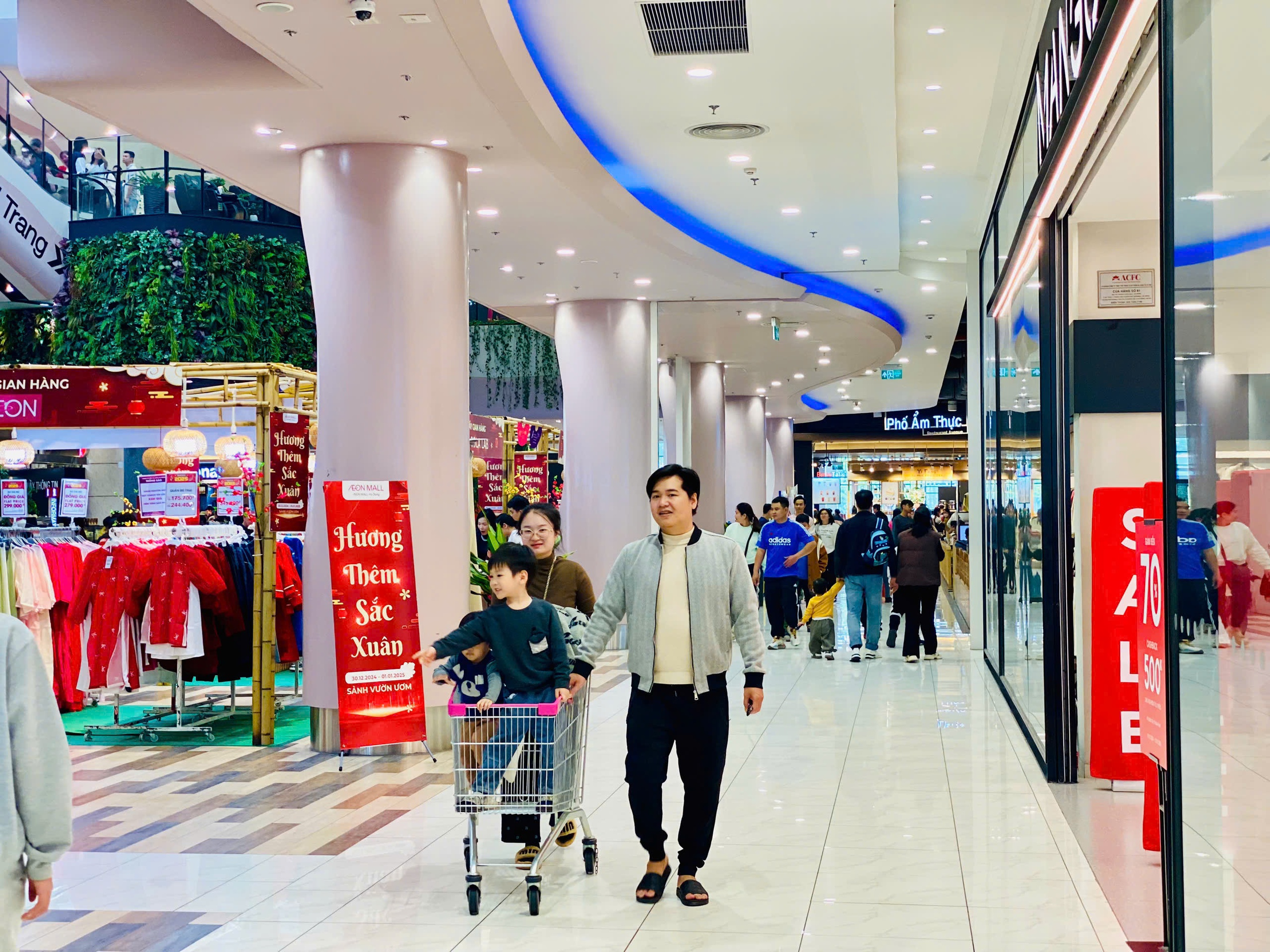 Người dân đổ về chật kín các khu trung tâm thương mại lớn ngày tết Dương lịch - Ảnh 9.