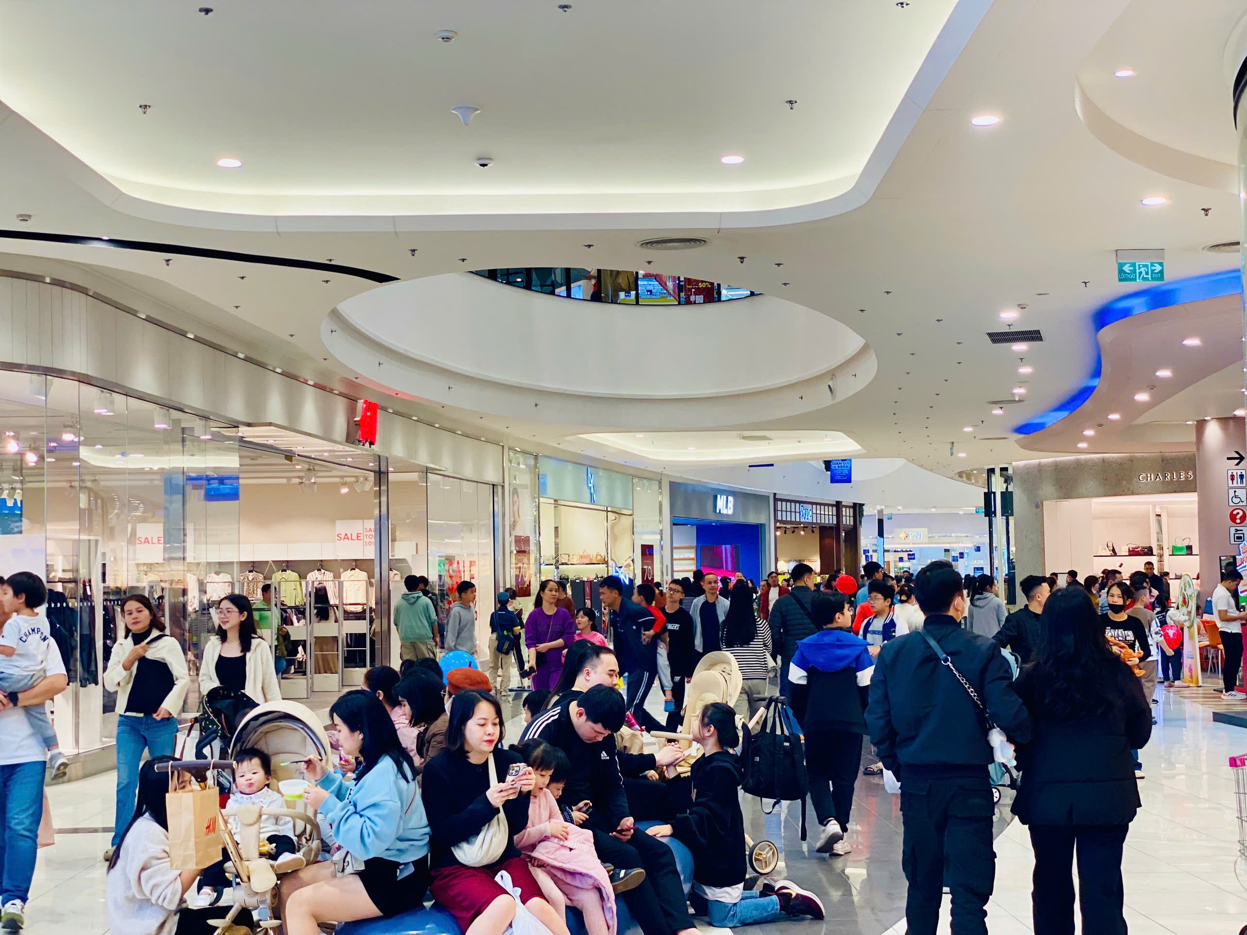 Người dân đổ về chật kín các khu trung tâm thương mại lớn ngày tết Dương lịch - Ảnh 8.