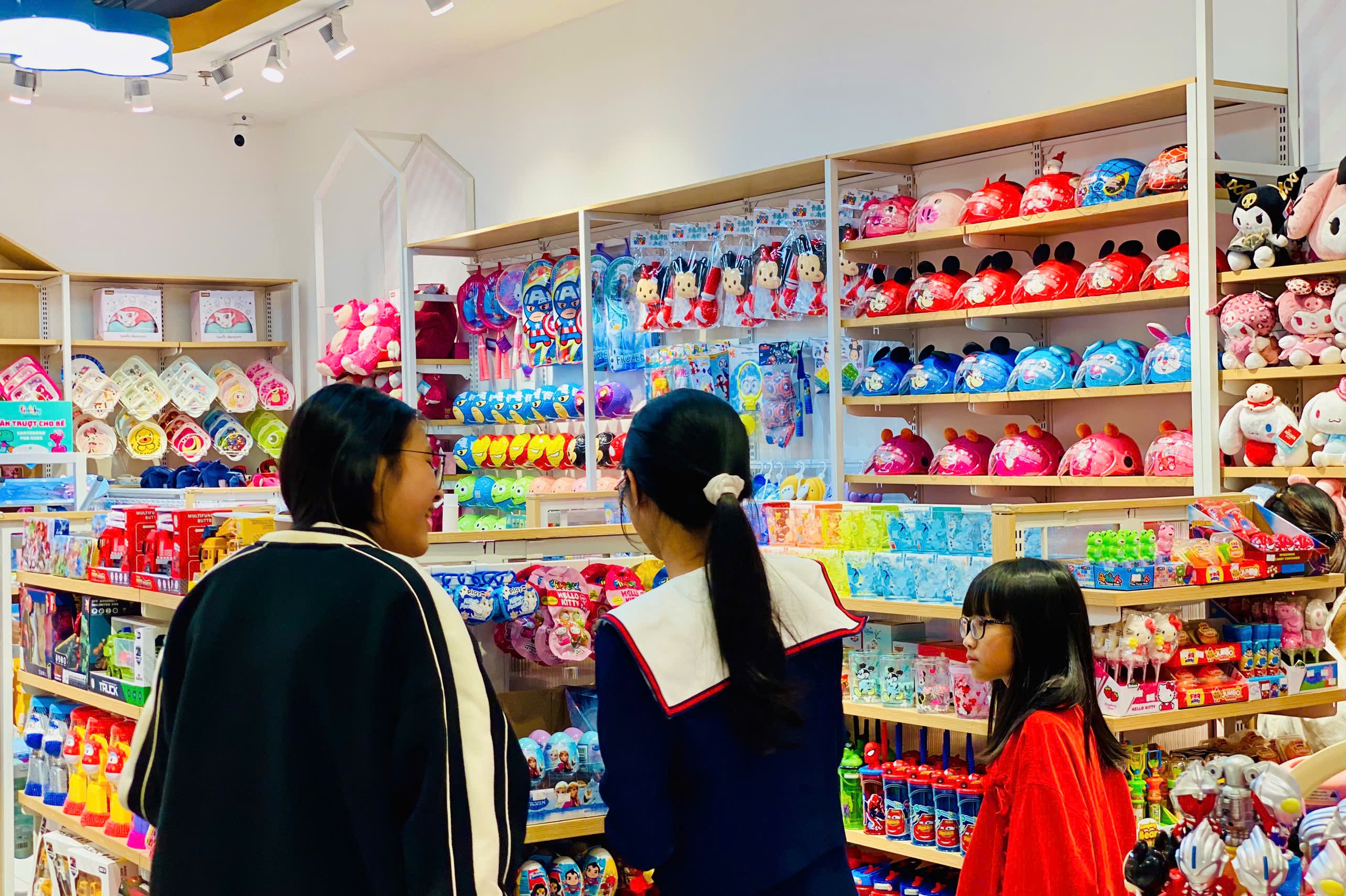 Người dân đổ về chật kín các khu trung tâm thương mại lớn ngày tết Dương lịch - Ảnh 7.