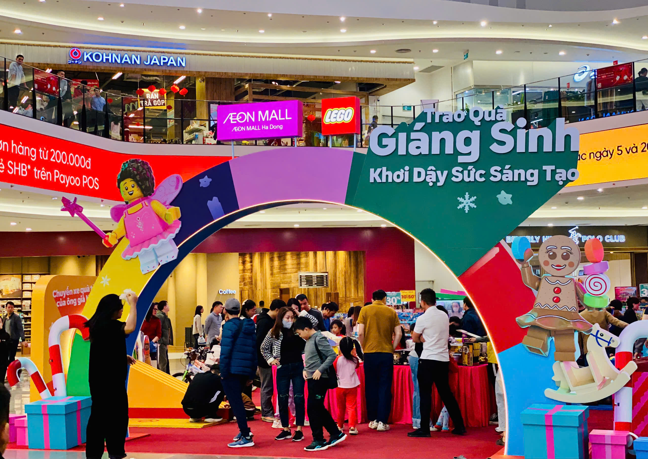Người dân đổ về chật kín các khu trung tâm thương mại lớn ngày tết Dương lịch - Ảnh 2.