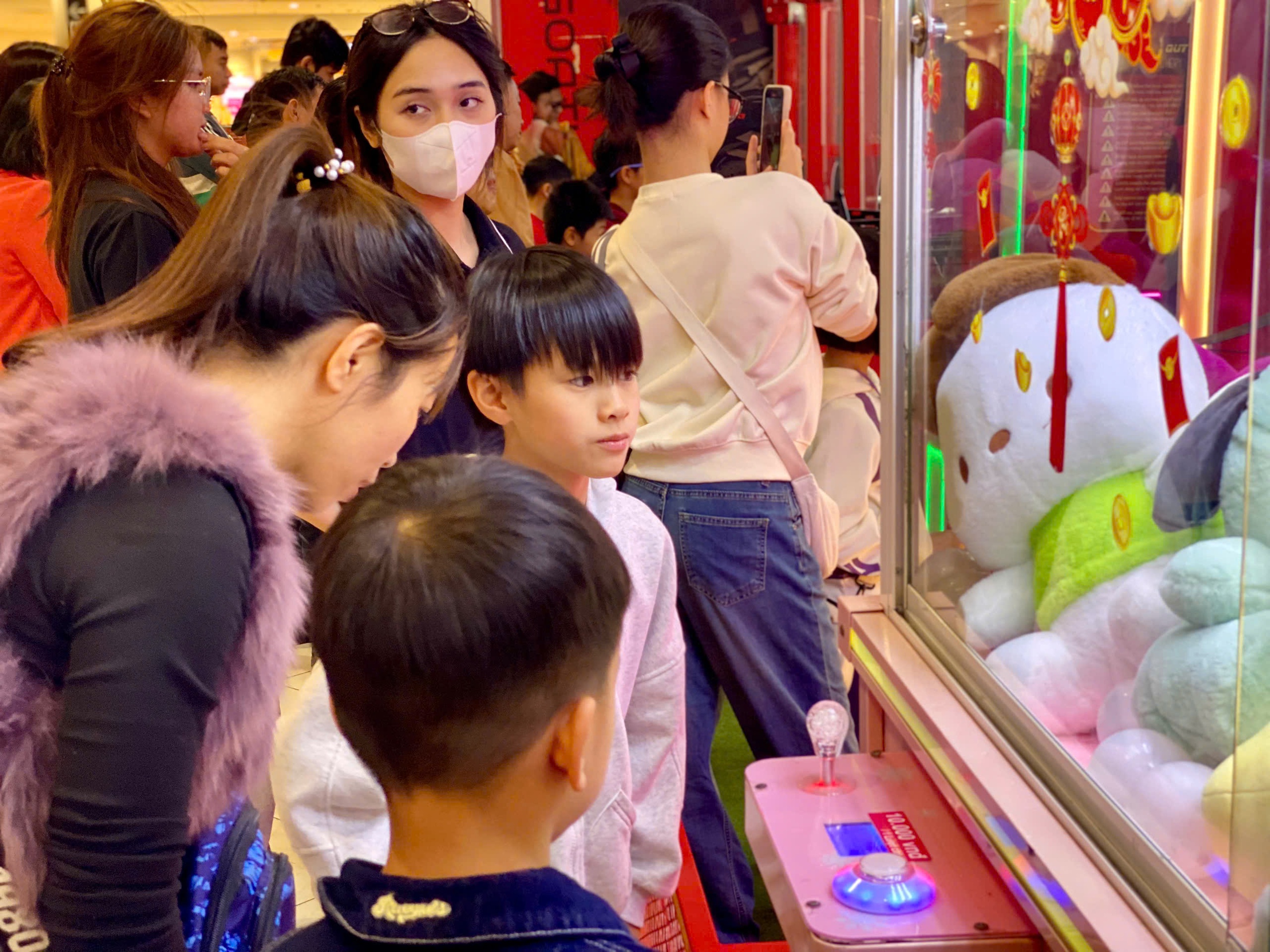 Người dân đổ về chật kín các khu trung tâm thương mại lớn ngày tết Dương lịch - Ảnh 25.