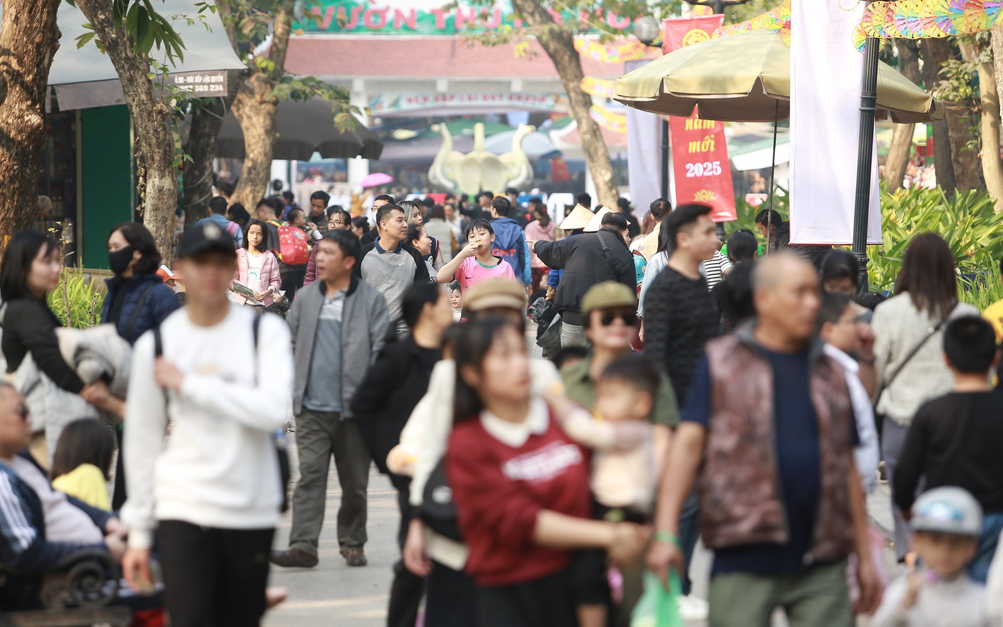 Vườn thú Hà Nội thu hút hàng chục nghìn người trong ngày nghỉ Tết Dương lịch 2025