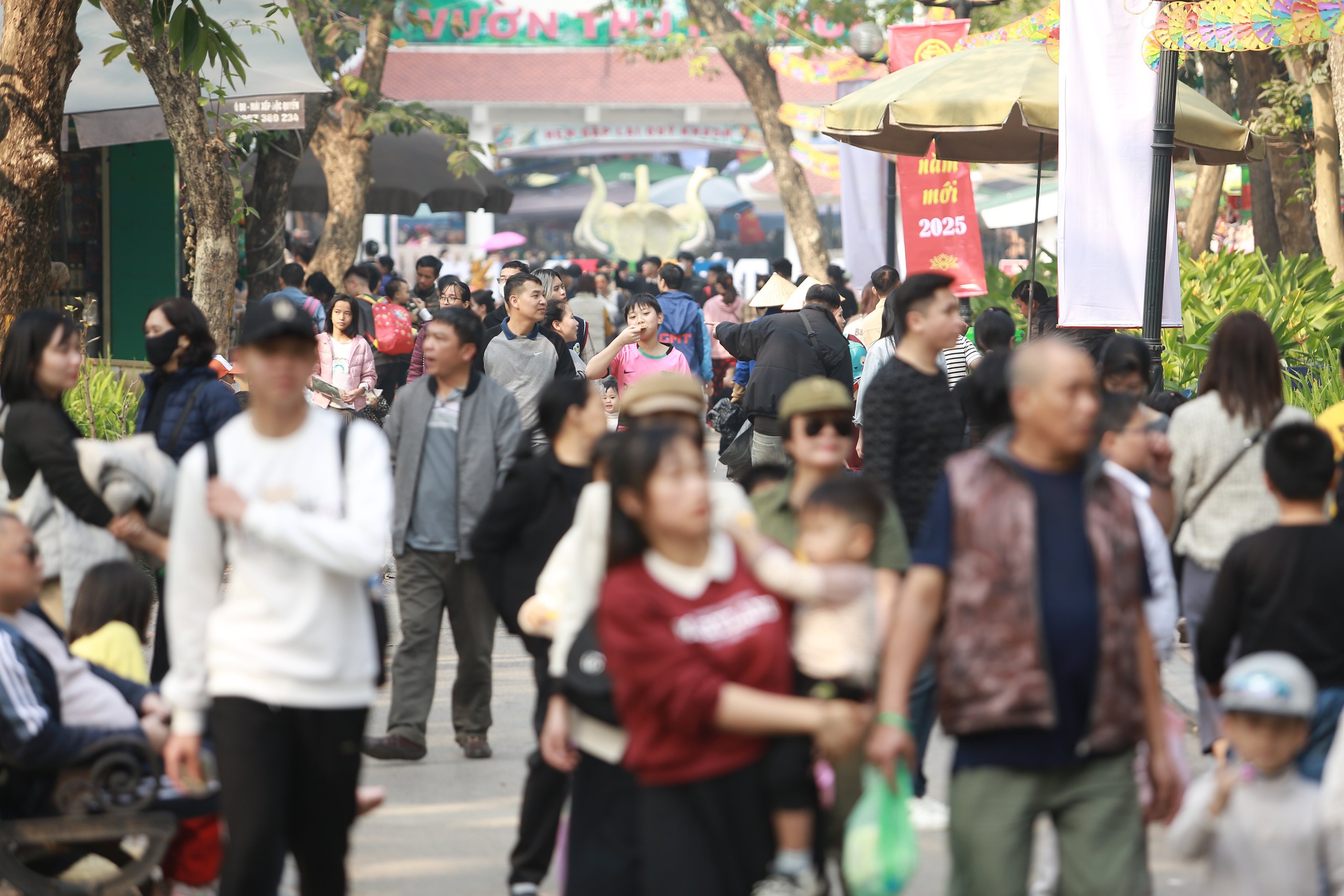 Vườn thú Hà Nội thu hút hàng chục nghìn người trong ngày nghỉ Tết Dương lịch 2025- Ảnh 2.