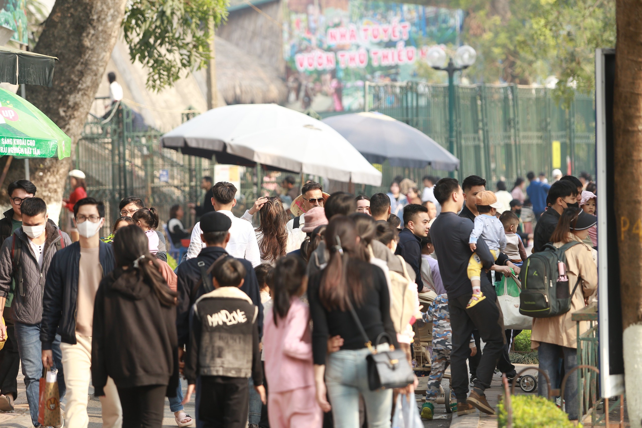 Vườn thú Hà Nội thu hút hàng chục nghìn người trong ngày nghỉ Tết Dương lịch 2025- Ảnh 5.