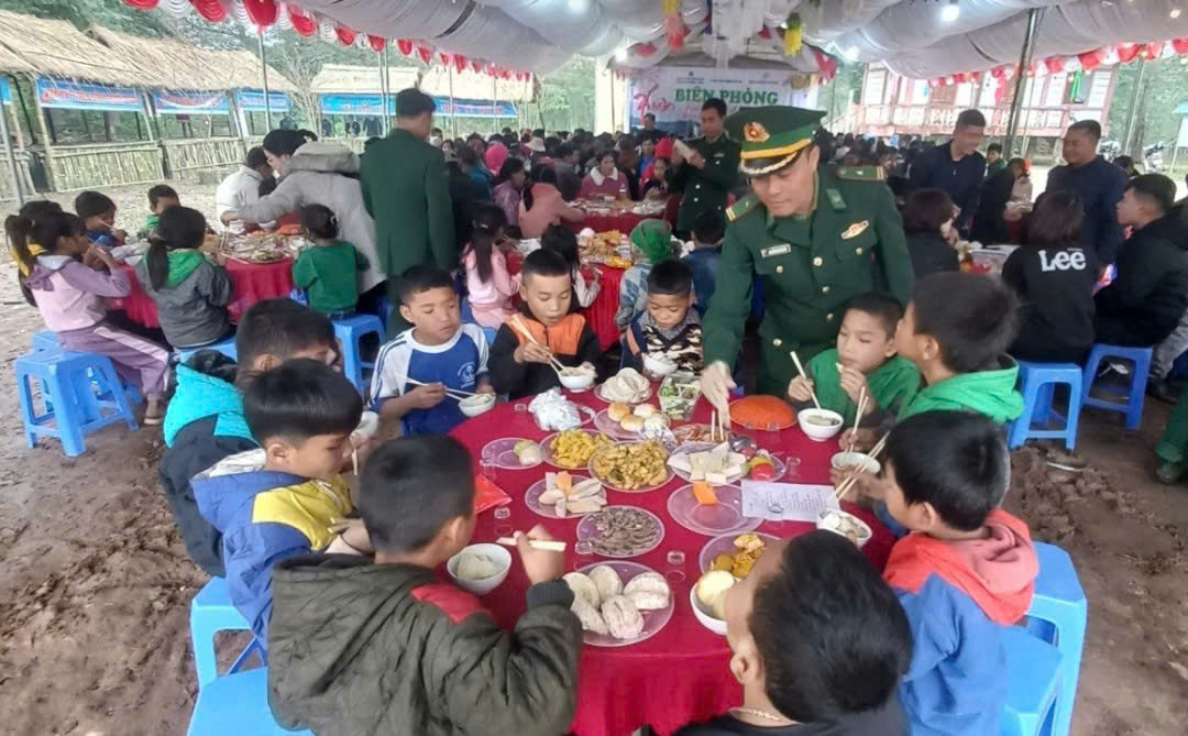 Ấm áp gian hàng 0 đồng mang Tết đến với người dân khó khăn nơi biên giới- Ảnh 2.