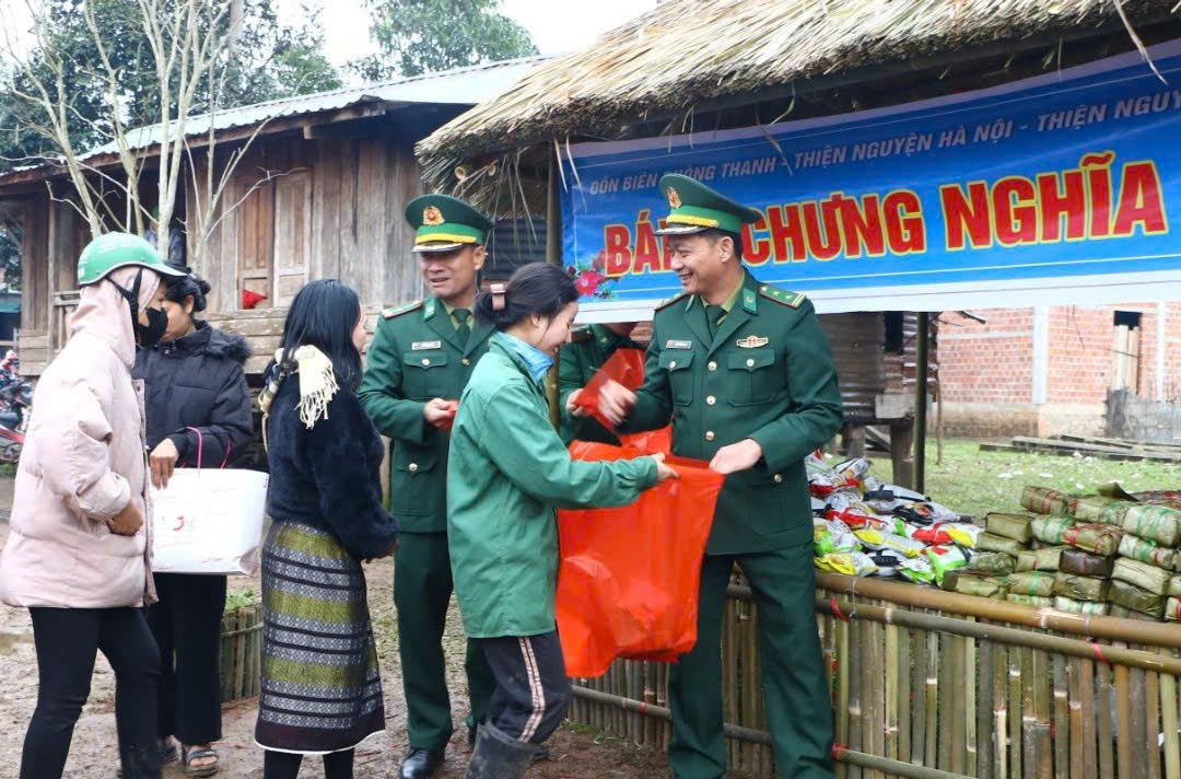 Ấm áp gian hàng 0 đồng mang Tết đến với người dân khó khăn nơi biên giới- Ảnh 1.