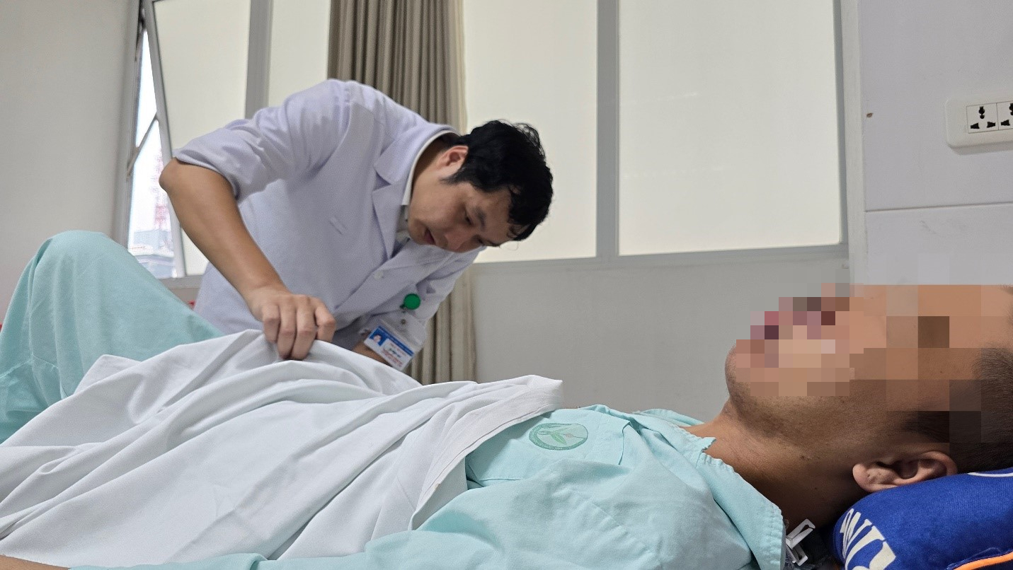 Tự chế mìn để đánh cá, nam thanh niên bị đa chấn thương nguy kịch- Ảnh 1. Tự chế mìn để đánh cá, nam thanh niên bị đa chấn thương nguy kịch- Ảnh 1.