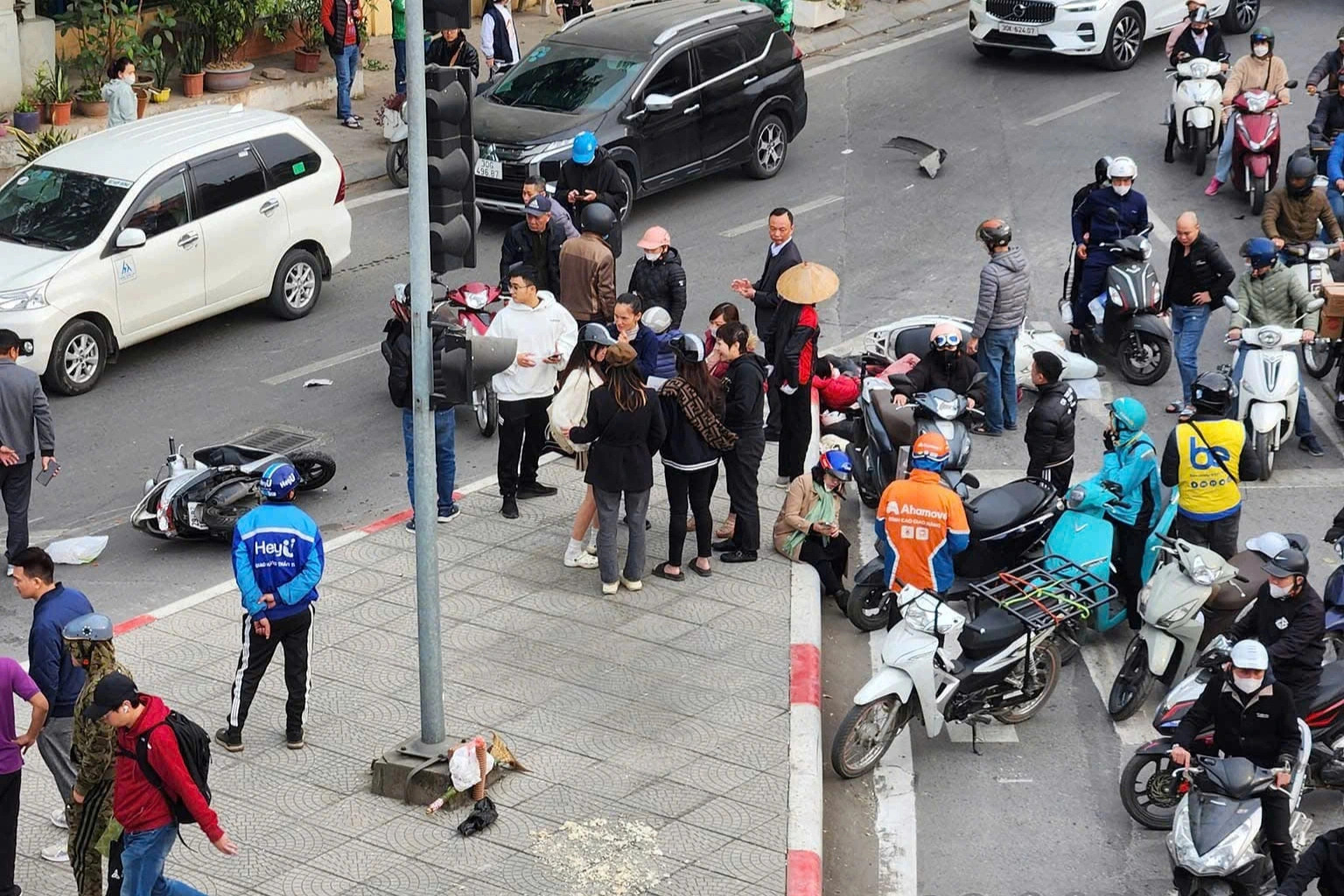 Hà Nội: Xe ô tô tông liên hoàn 5 xe máy khiến 2 người bị thương- Ảnh 1.