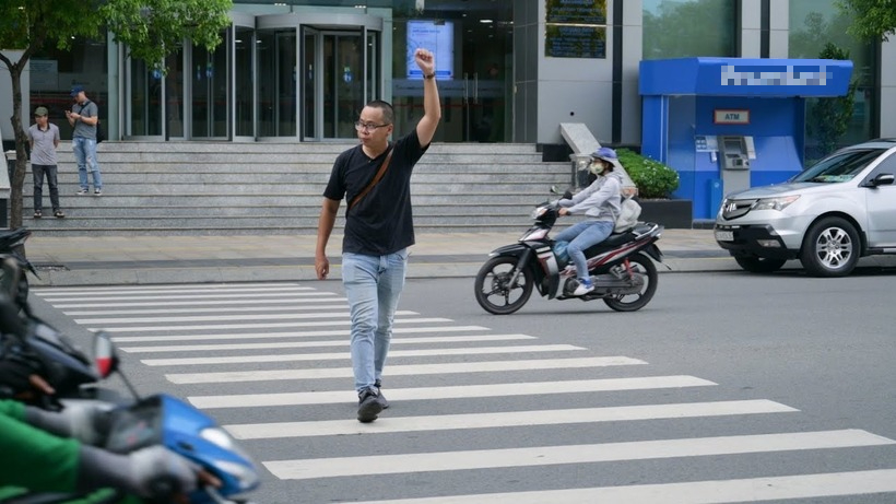 vẫy tay qua đường